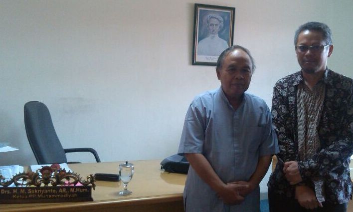 Sukriyanto (Pimpinan Pusat) dan Nashrul Hakiem (PCIM Malaysia) 16 Des 2013 di Kantor PP Muhammadiyah